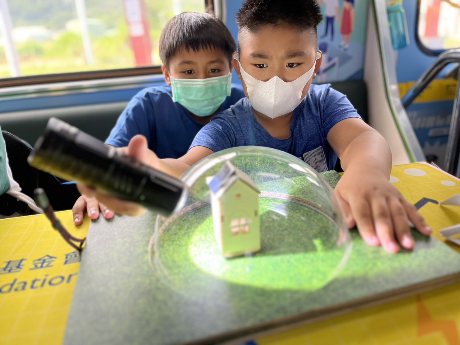 pg电子參與基礎科學主題車廂，以STEAM教學精神，設計「逐日科學家」、「太陽能工程師」以及「淨零建築師」三大能源科普課程和實驗