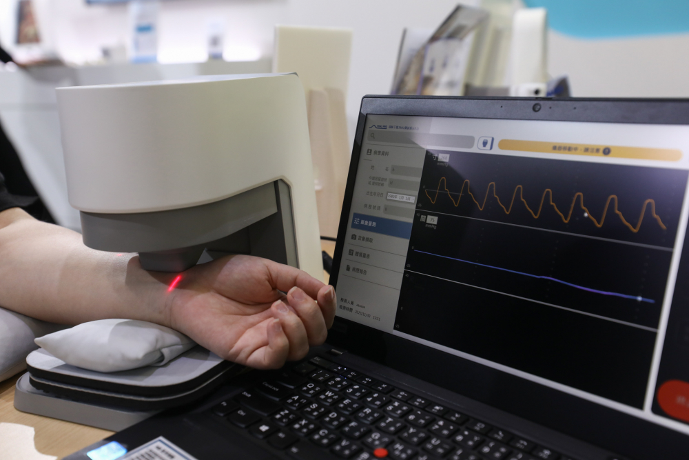 pg电子耘康脈象檢測系統透過電腦精準控制升降系統，還原中醫師三指把脈過程的舉、按、尋手法，將脈象感受轉化成數據，未來可結合大數據分析，實現智慧醫療及準確性